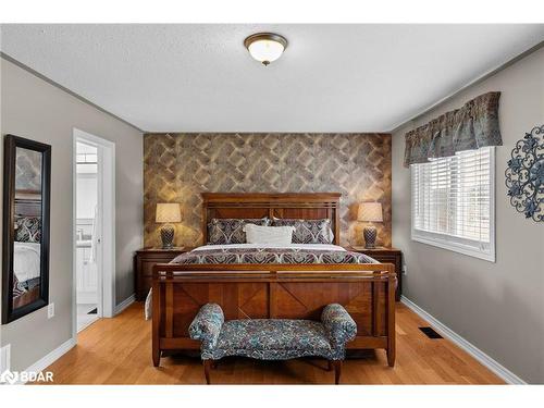 36 Stapleton Place, Barrie, ON - Indoor Photo Showing Bedroom