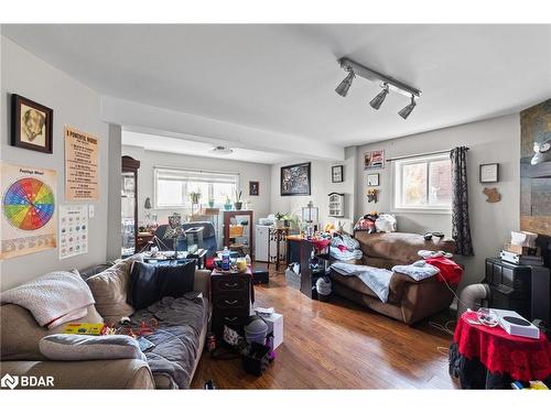 101 Livingstone Street W, Barrie, ON - Indoor Photo Showing Living Room