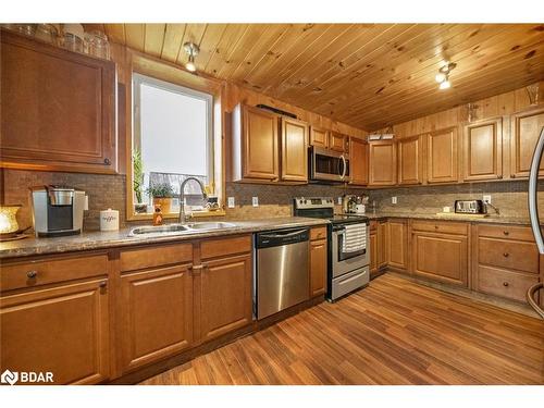 1601 Penetanguishene Road, Barrie, ON - Indoor Photo Showing Kitchen With Double Sink