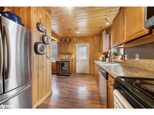 1601 Penetanguishene Road, Barrie, ON - Indoor Photo Showing Kitchen With Double Sink