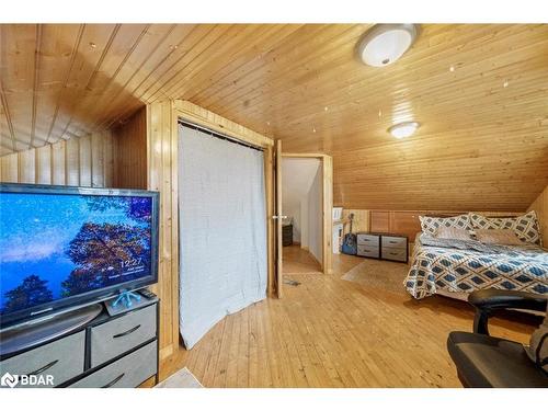 1601 Penetanguishene Road, Barrie, ON - Indoor Photo Showing Bedroom