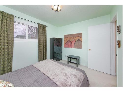 63 Bronte Crescent, Barrie, ON - Indoor Photo Showing Bedroom