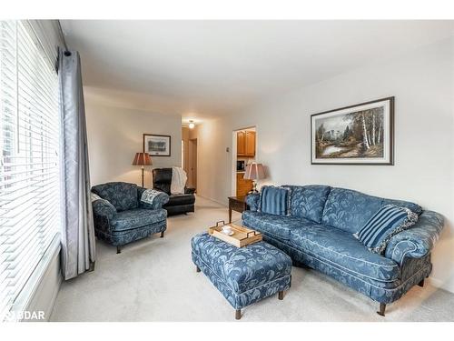 18 Calverley Street, Orillia, ON - Indoor Photo Showing Living Room