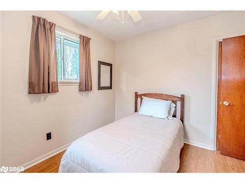 18 Calverley Street, Orillia, ON - Indoor Photo Showing Bedroom