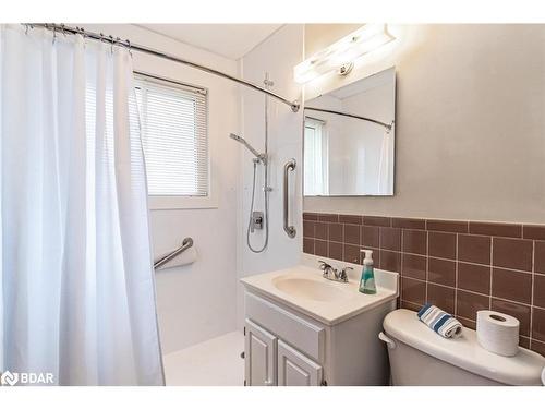 18 Calverley Street, Orillia, ON - Indoor Photo Showing Bathroom