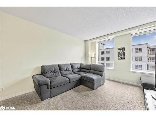 53-74 Ross Street, Barrie, ON - Indoor Photo Showing Living Room