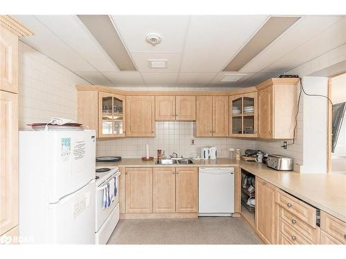 53-74 Ross Street, Barrie, ON - Indoor Photo Showing Kitchen With Double Sink