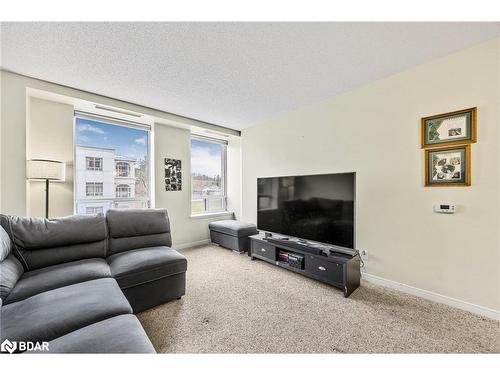 53-74 Ross Street, Barrie, ON - Indoor Photo Showing Living Room