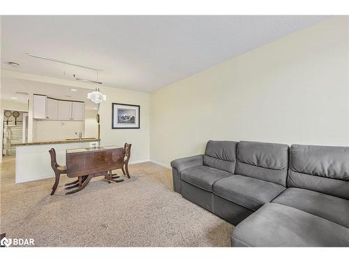 53-74 Ross Street, Barrie, ON - Indoor Photo Showing Living Room