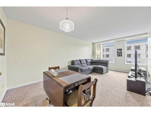 53-74 Ross Street, Barrie, ON - Indoor Photo Showing Living Room