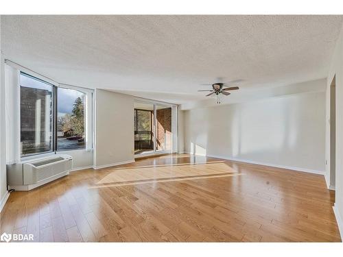 104-181 Collier Street, Barrie, ON - Indoor Photo Showing Living Room