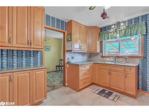 33 Hancey Crescent, Alliston, ON - Indoor Photo Showing Kitchen With Double Sink