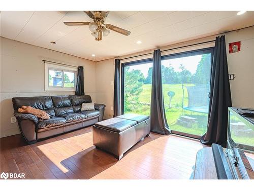 1376 13 Line N, Oro-Medonte, ON - Indoor Photo Showing Living Room