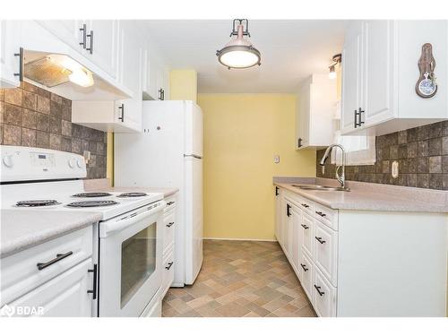 30 Flora Court, Stroud, ON - Indoor Photo Showing Kitchen