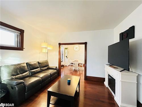 244 13Th Street, Hanover, ON - Indoor Photo Showing Living Room