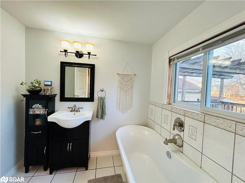 244 13Th Street, Hanover, ON - Indoor Photo Showing Bathroom