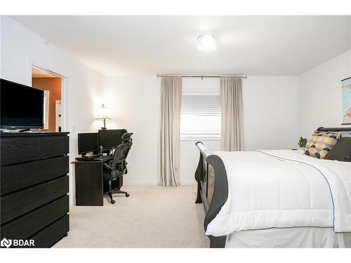 64 Westminster Circle, Barrie, ON - Indoor Photo Showing Bedroom