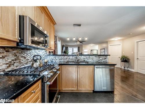 25 Thicketwood Avenue, Barrie, ON - Indoor Photo Showing Kitchen With Upgraded Kitchen