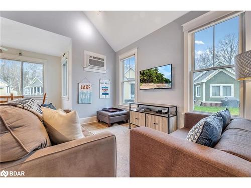 219-11 Hollow Lane, Cherry Valley, ON - Indoor Photo Showing Living Room