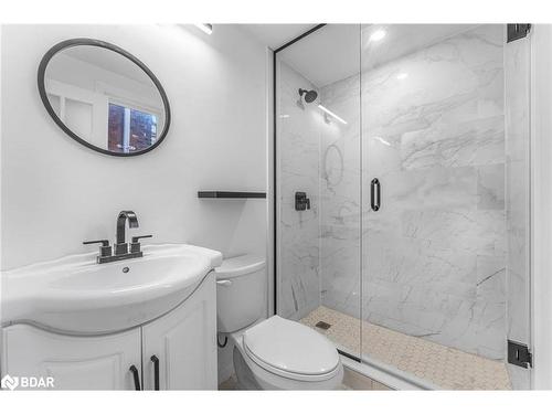 57 Stirton Street, Hamilton, ON - Indoor Photo Showing Bathroom