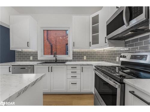 57 Stirton Street, Hamilton, ON - Indoor Photo Showing Kitchen With Upgraded Kitchen