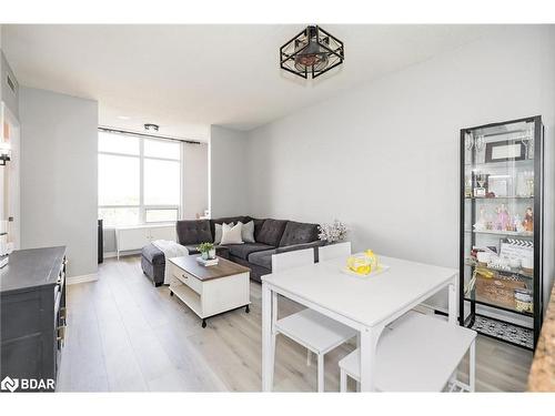 701-9235 Jane Street, Maple, ON - Indoor Photo Showing Living Room