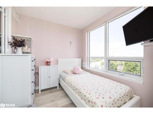 701-9235 Jane Street, Maple, ON - Indoor Photo Showing Bedroom