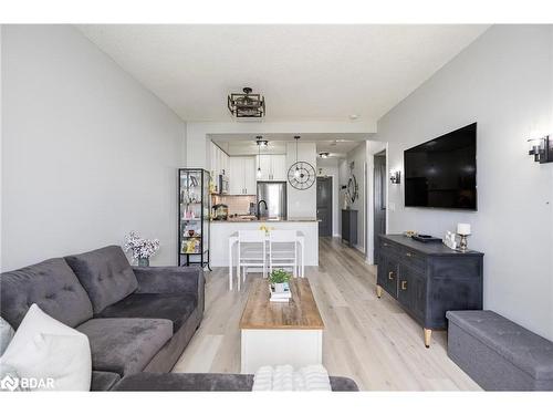 701-9235 Jane Street, Maple, ON - Indoor Photo Showing Living Room