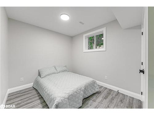 622 Scarlett Line, Hillsdale, ON - Indoor Photo Showing Bedroom