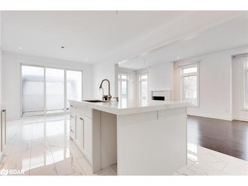 1147 Arnold Street, Innisfil, ON - Indoor Photo Showing Kitchen