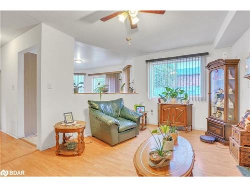 1 Farmstead Crescent, Barrie, ON - Indoor Photo Showing Living Room