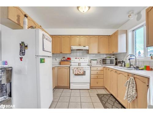 1 Farmstead Crescent, Barrie, ON - Indoor Photo Showing Kitchen With Double Sink