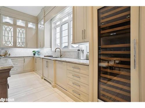 22 Rolling Green Court Court, Vaughan, ON - Indoor Photo Showing Kitchen