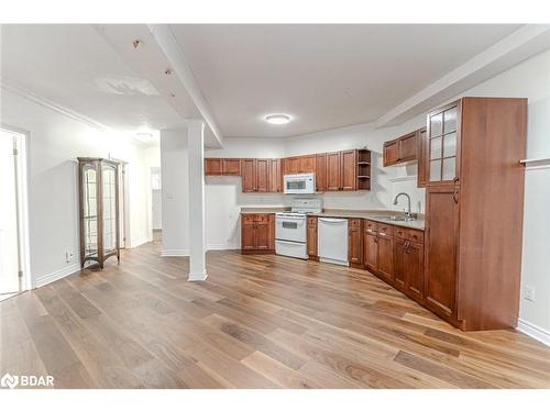 121 Sovereigns Gate, Barrie, ON - Indoor Photo Showing Kitchen