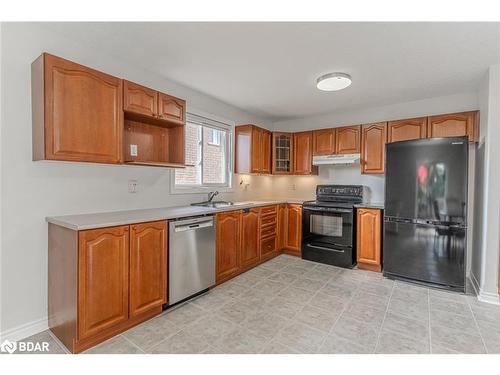 121 Sovereigns Gate, Barrie, ON - Indoor Photo Showing Kitchen