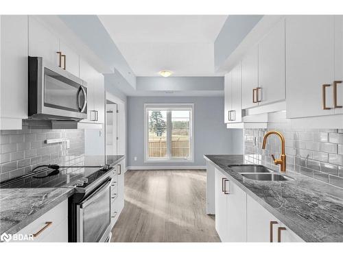 117-54 Koda Street, Barrie, ON - Indoor Photo Showing Kitchen With Stainless Steel Kitchen With Double Sink With Upgraded Kitchen