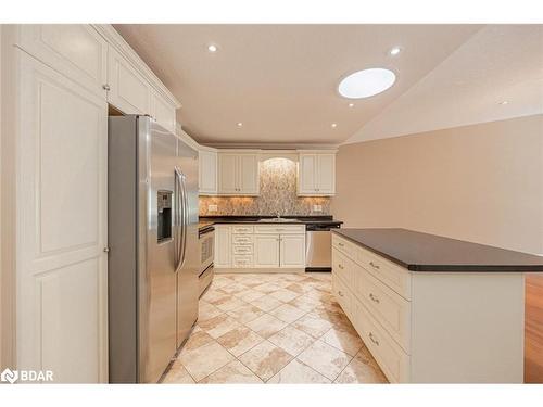 140 Greenway Drive, Wasaga Beach, ON - Indoor Photo Showing Kitchen With Upgraded Kitchen