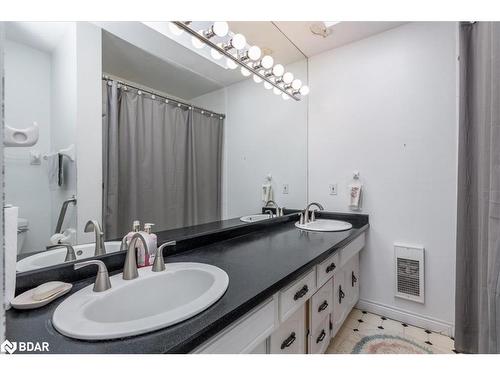 16 Tower Crescent, Barrie, ON - Indoor Photo Showing Bathroom