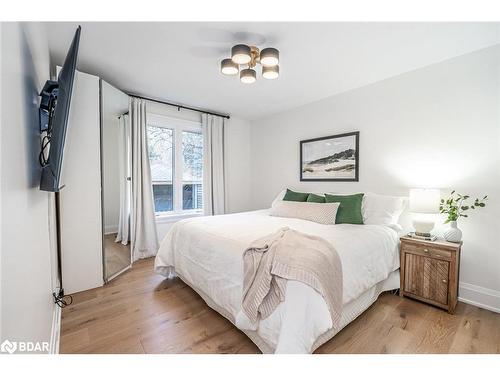 68 Dundonald Street, Barrie, ON - Indoor Photo Showing Bedroom