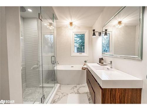 68 Dundonald Street, Barrie, ON - Indoor Photo Showing Bathroom