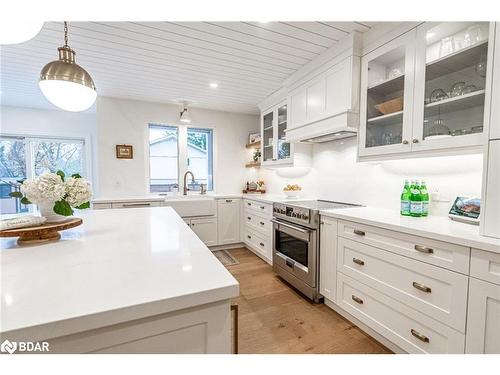 68 Dundonald Street, Barrie, ON - Indoor Photo Showing Kitchen With Upgraded Kitchen