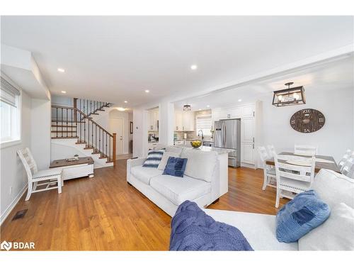 141 Benson Drive, Barrie, ON - Indoor Photo Showing Living Room