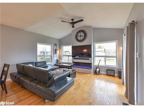 1913 Emerald Court, Innisfil, ON - Indoor Photo Showing Living Room