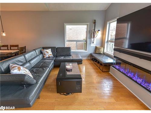 1913 Emerald Court, Innisfil, ON - Indoor Photo Showing Living Room