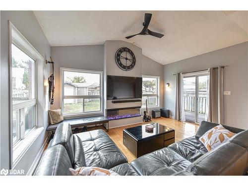 1913 Emerald Court, Innisfil, ON - Indoor Photo Showing Living Room