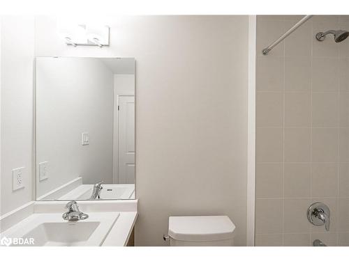 182 Durham Avenue, Barrie, ON - Indoor Photo Showing Bathroom