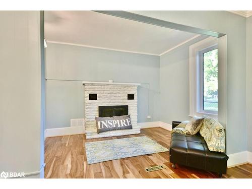 2415 Ronald Road, Minesing, ON - Indoor Photo Showing Living Room