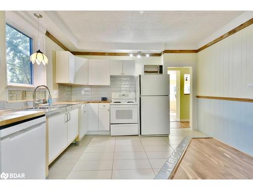 2415 Ronald Road, Minesing, ON - Indoor Photo Showing Kitchen