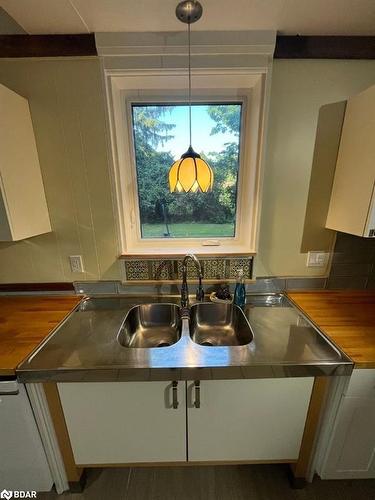 2415 Ronald Road, Minesing, ON - Indoor Photo Showing Kitchen With Double Sink