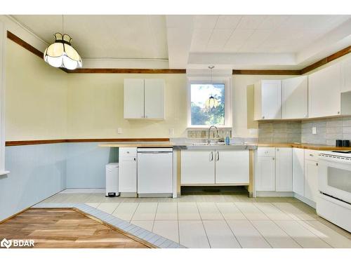 2415 Ronald Road, Minesing, ON - Indoor Photo Showing Kitchen